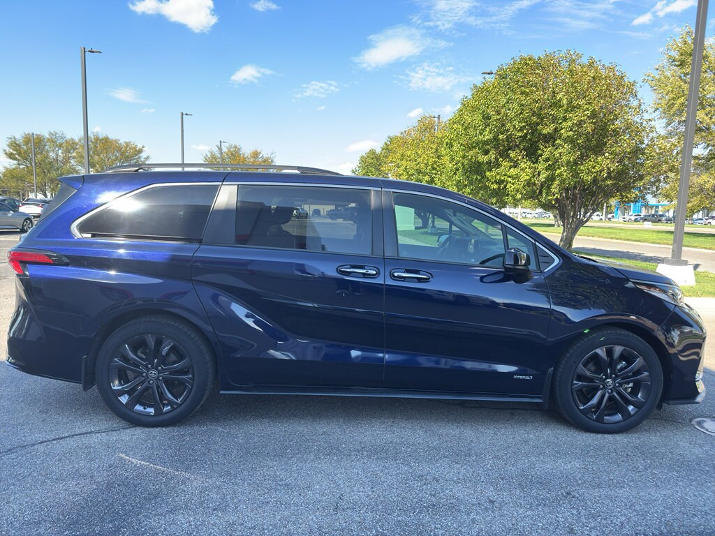 2021 Toyota Sienna XSE photo 2