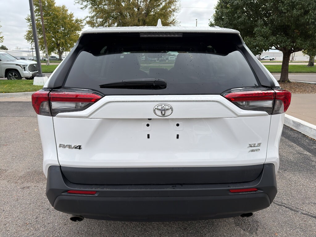 2022 Toyota RAV4 XLE photo 4
