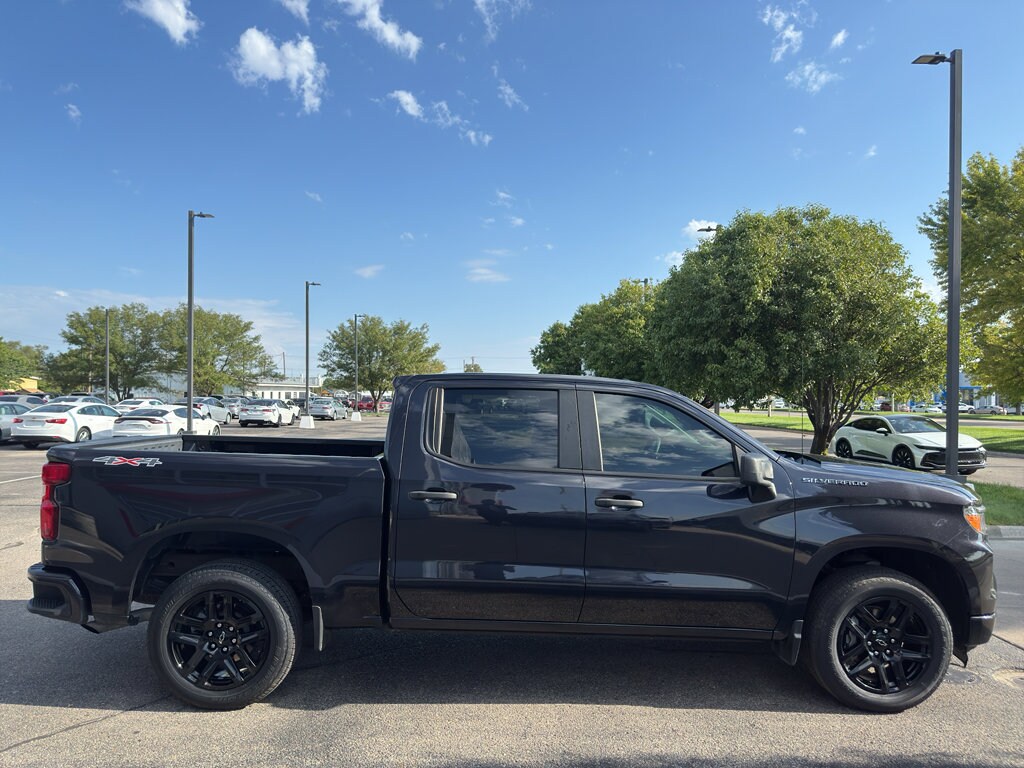 2022 Chevrolet Silverado 1500 Custom photo 2