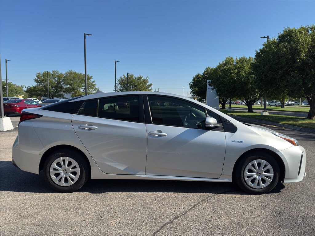 2021 Toyota Prius LE photo 2