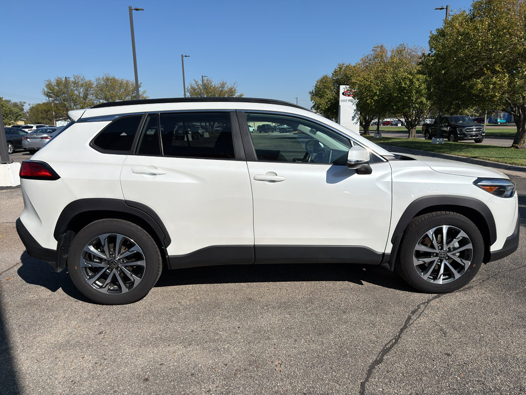2022 Toyota Corolla Cross XLE photo 2