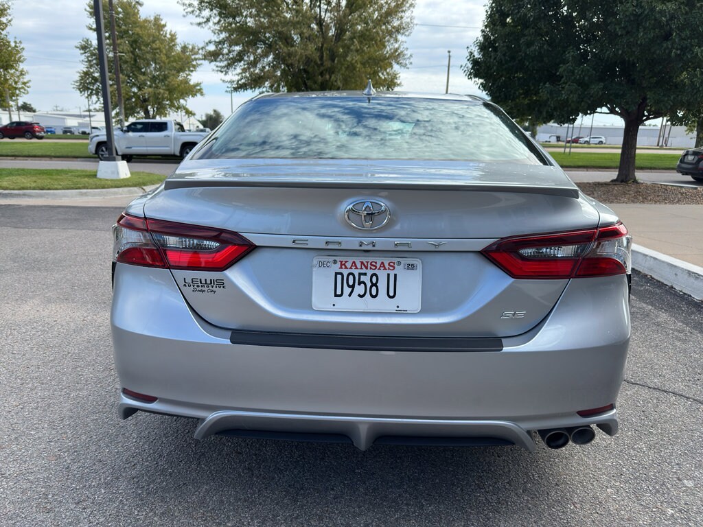 2022 Toyota Camry SE photo 4
