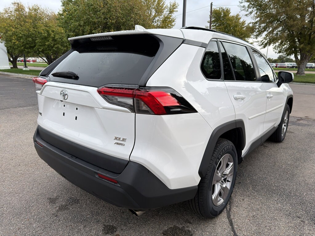 2022 Toyota RAV4 XLE photo 3