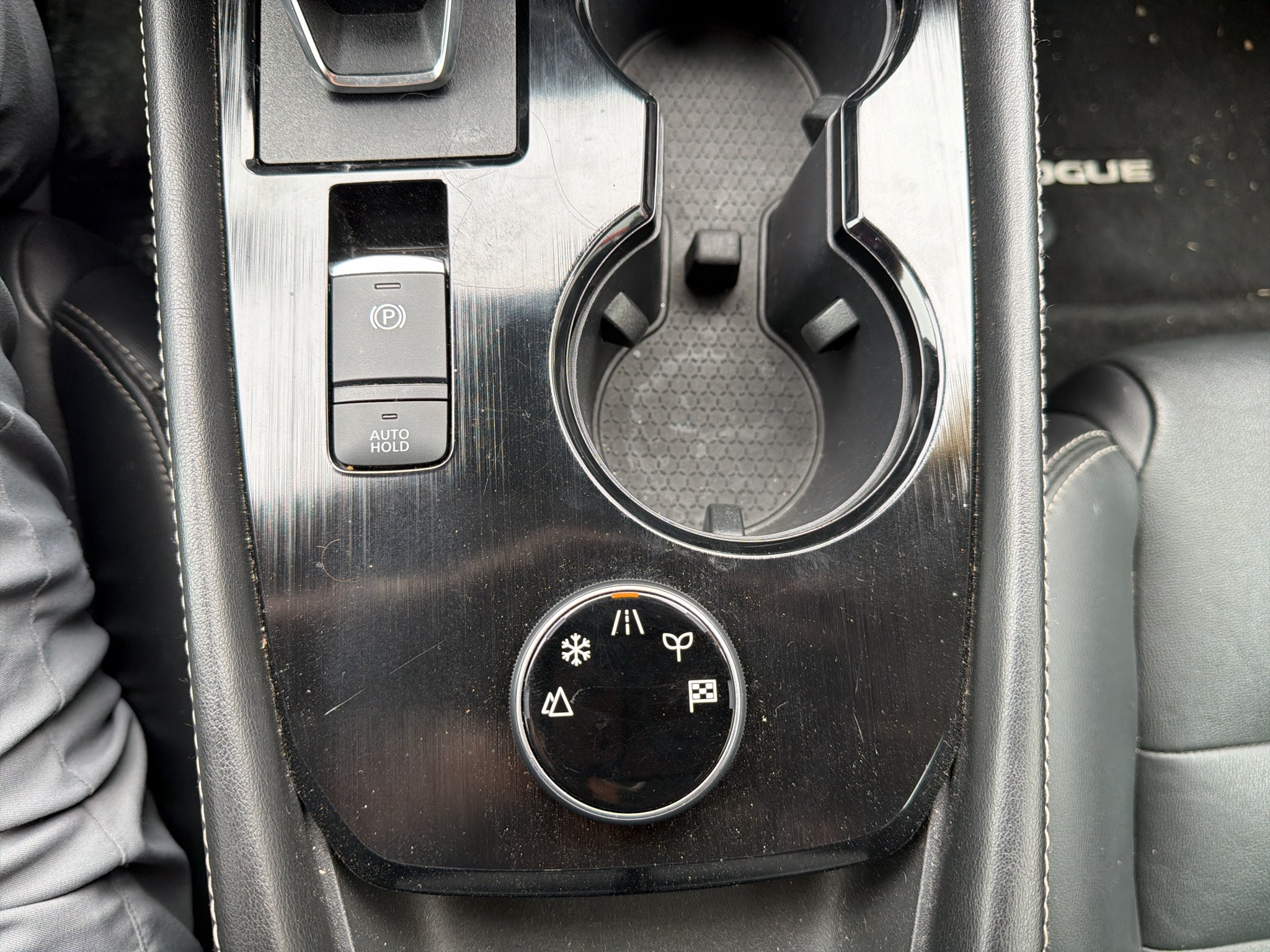 2025 Nissan Rogue SV - Photo 16