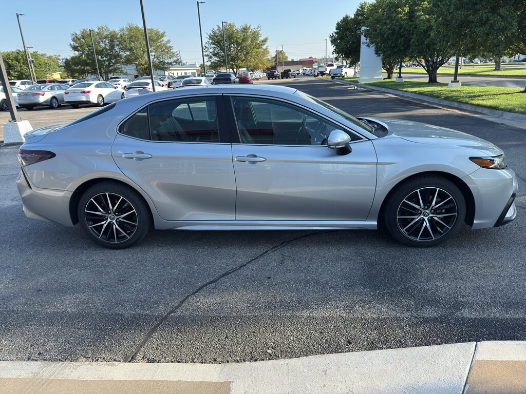 2022 Toyota Camry SE photo 2