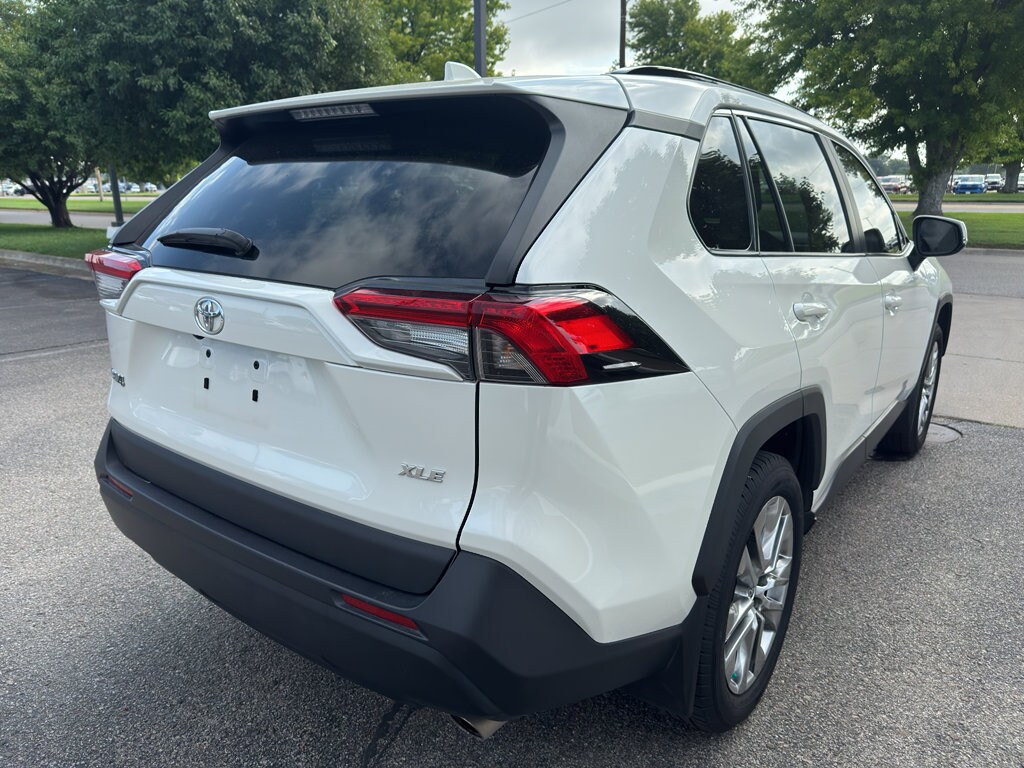 2022 Toyota RAV4 XLE Premium photo 3