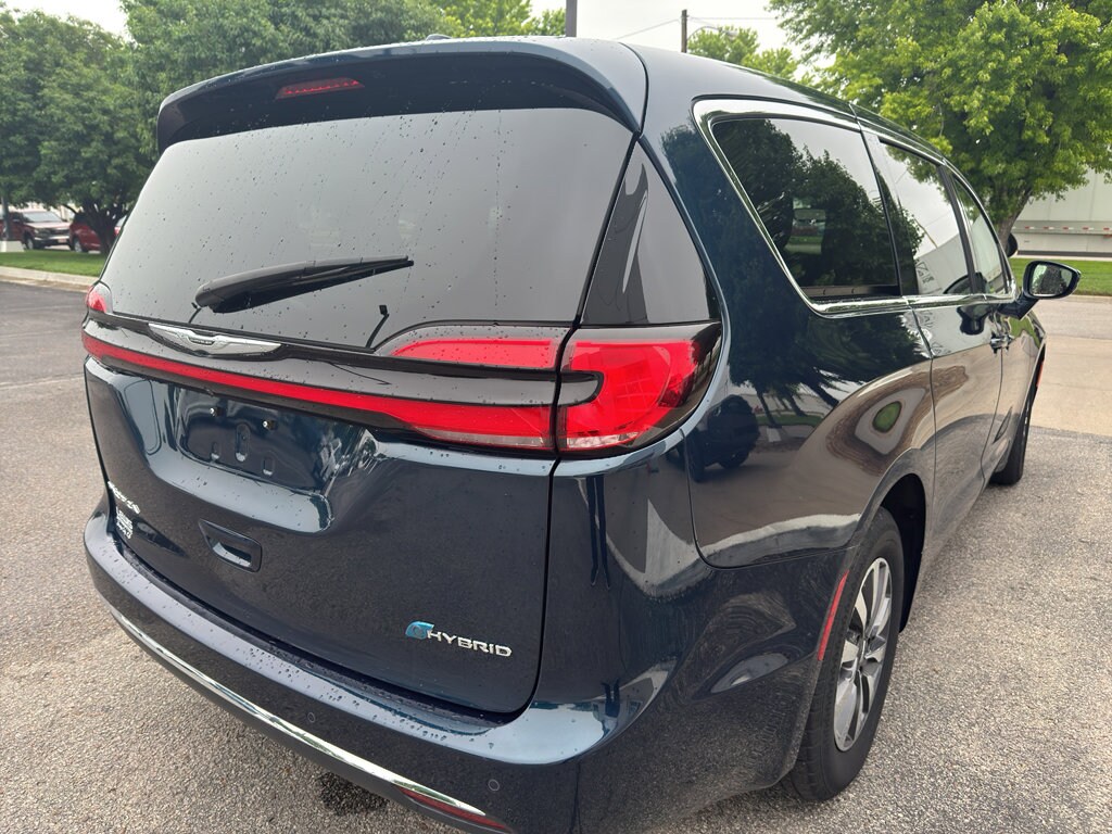 2022 Chrysler Pacifica Hybrid Touring L photo 3