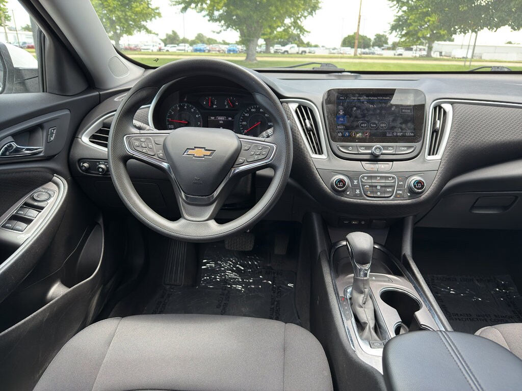 2023 Chevrolet Malibu 1LT photo 3