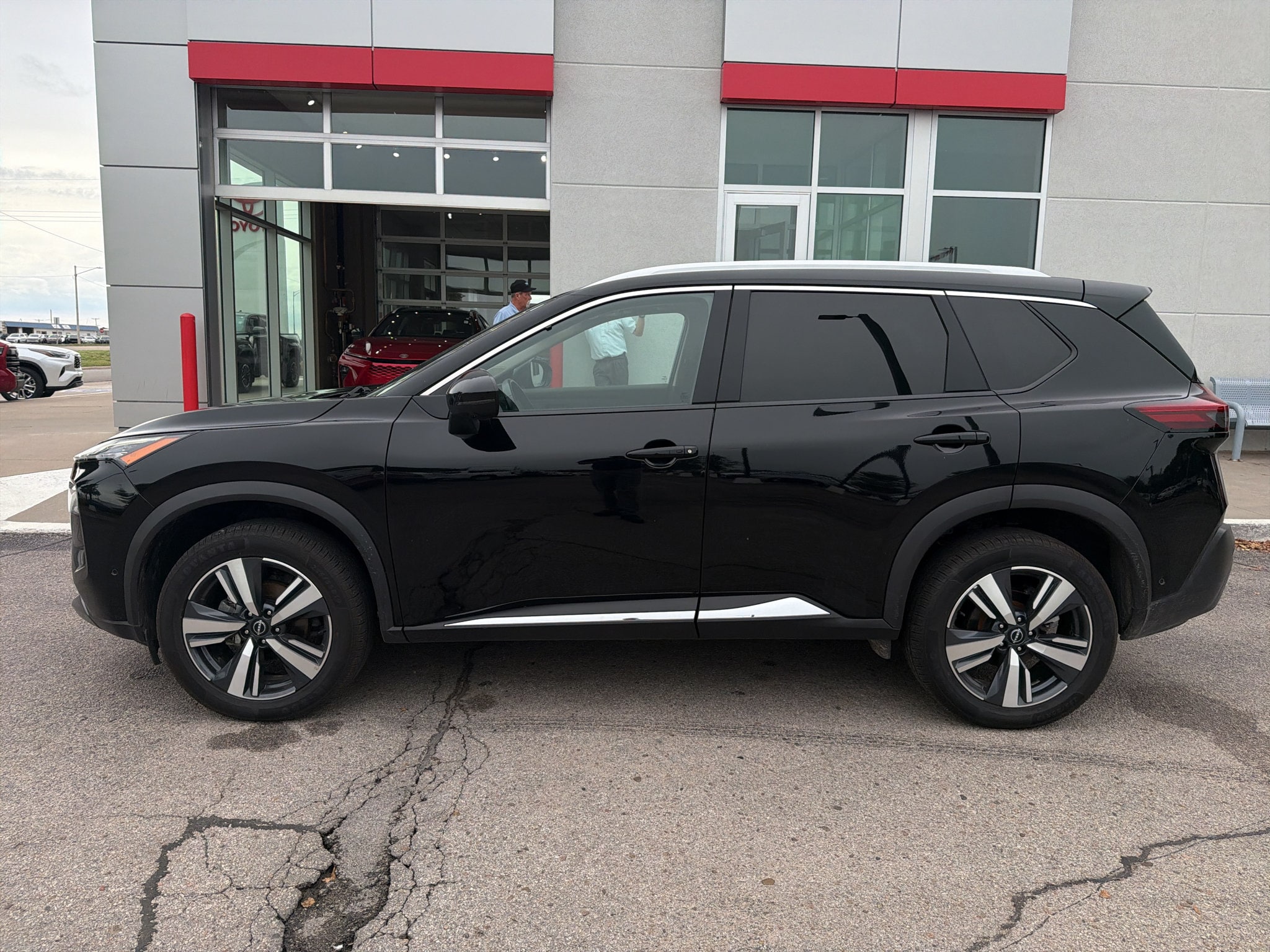 2025 Nissan Rogue SV - Photo 6