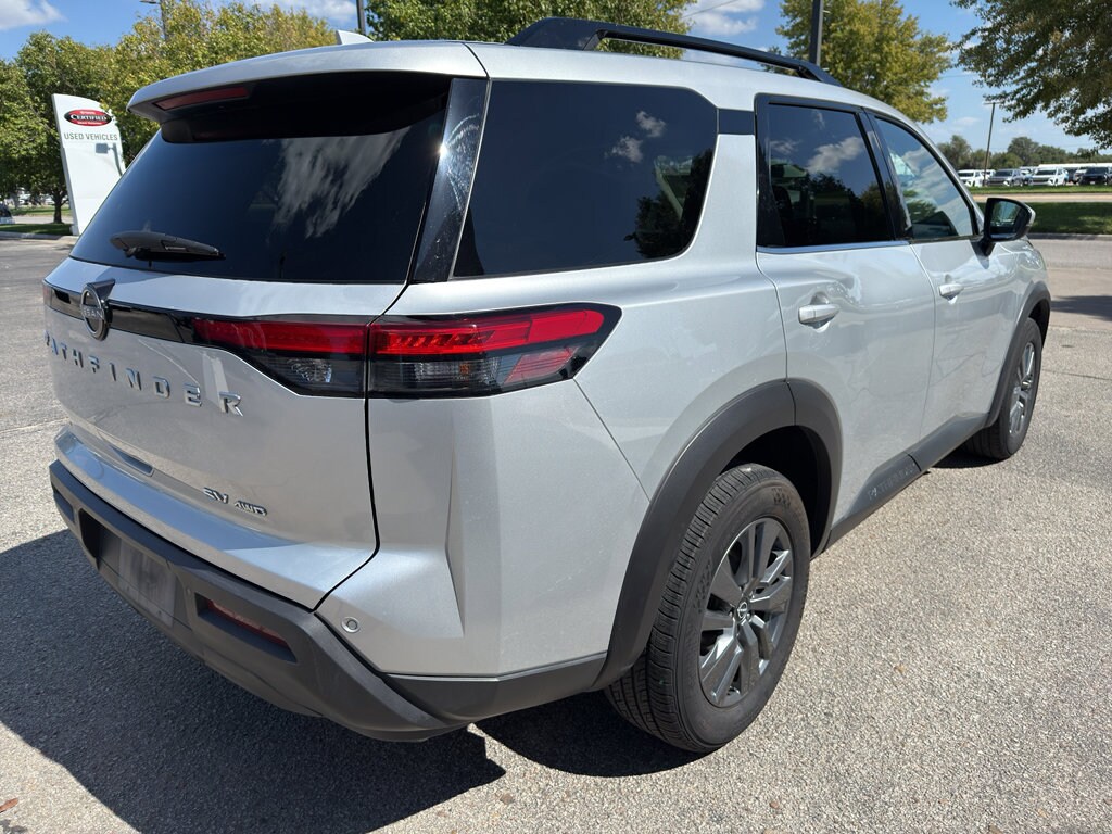 2024 Nissan Pathfinder SV photo 2
