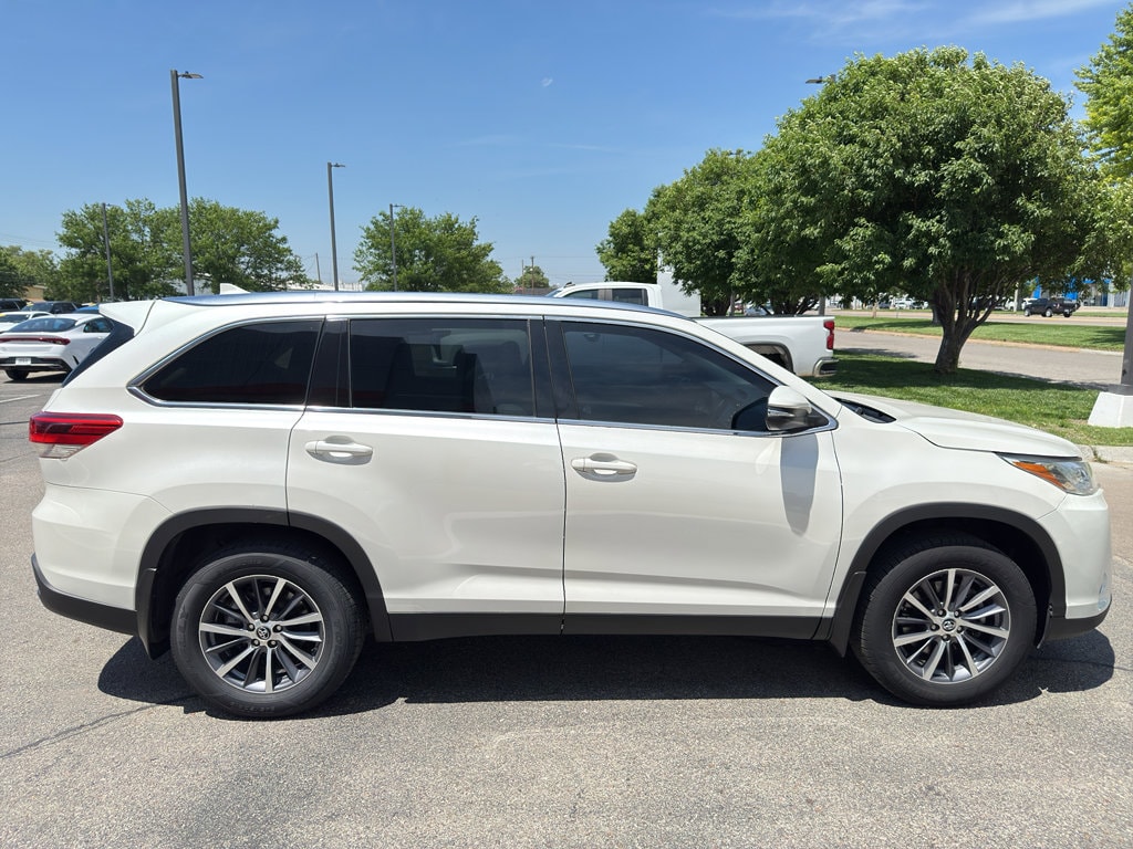 Used 2019 Toyota Highlander XLE with VIN 5TDJZRFH5KS565808 for sale in Dodge City, KS
