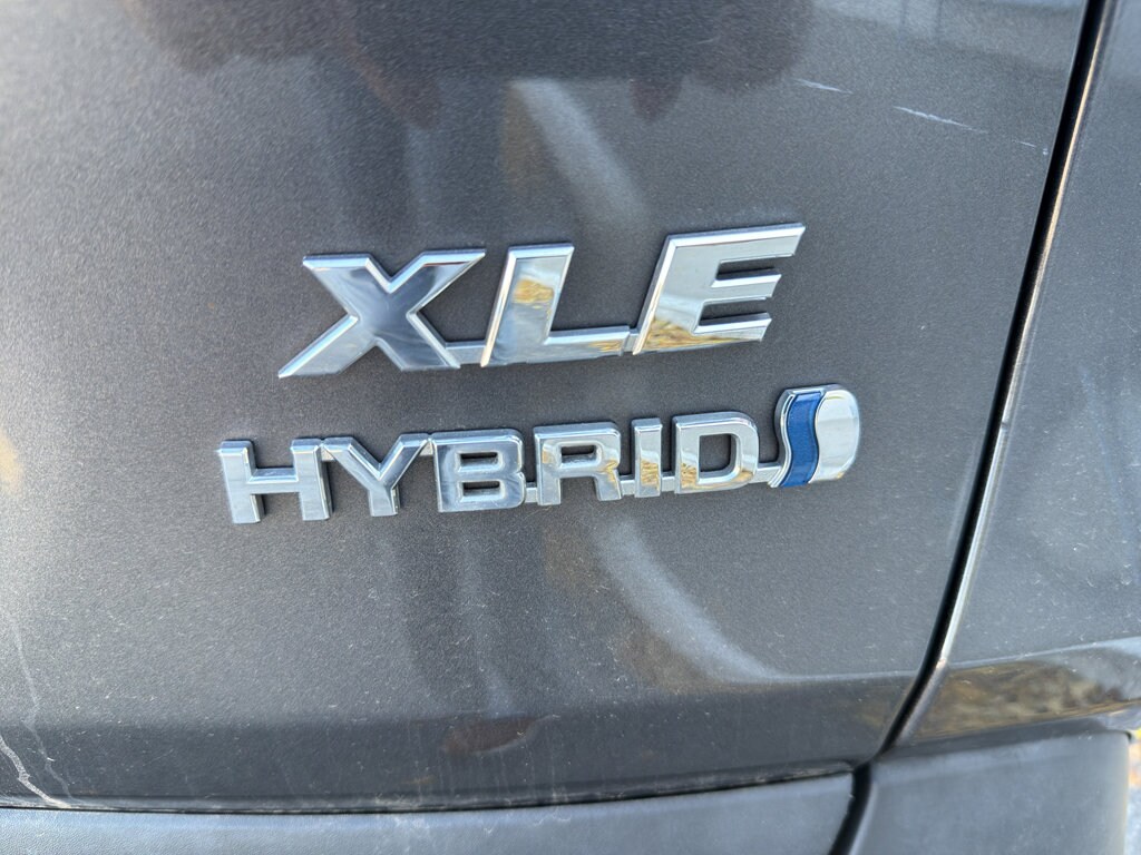 2022 Toyota RAV4 Hybrid XLE photo 4