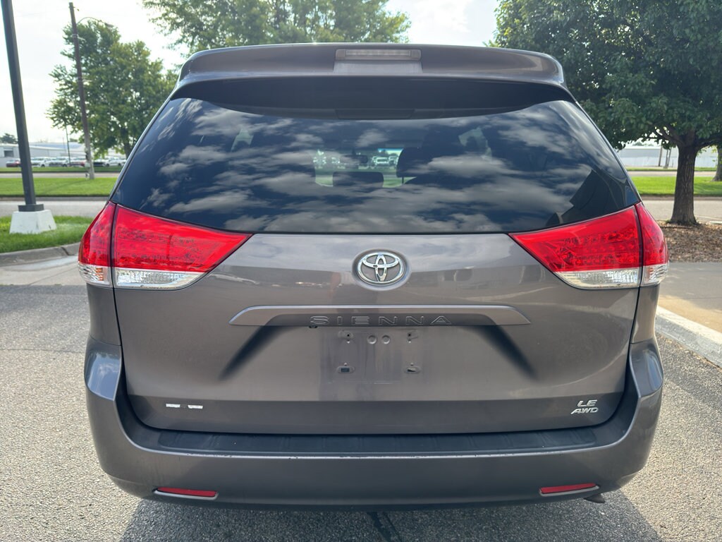 2014 Toyota Sienna LE photo 4