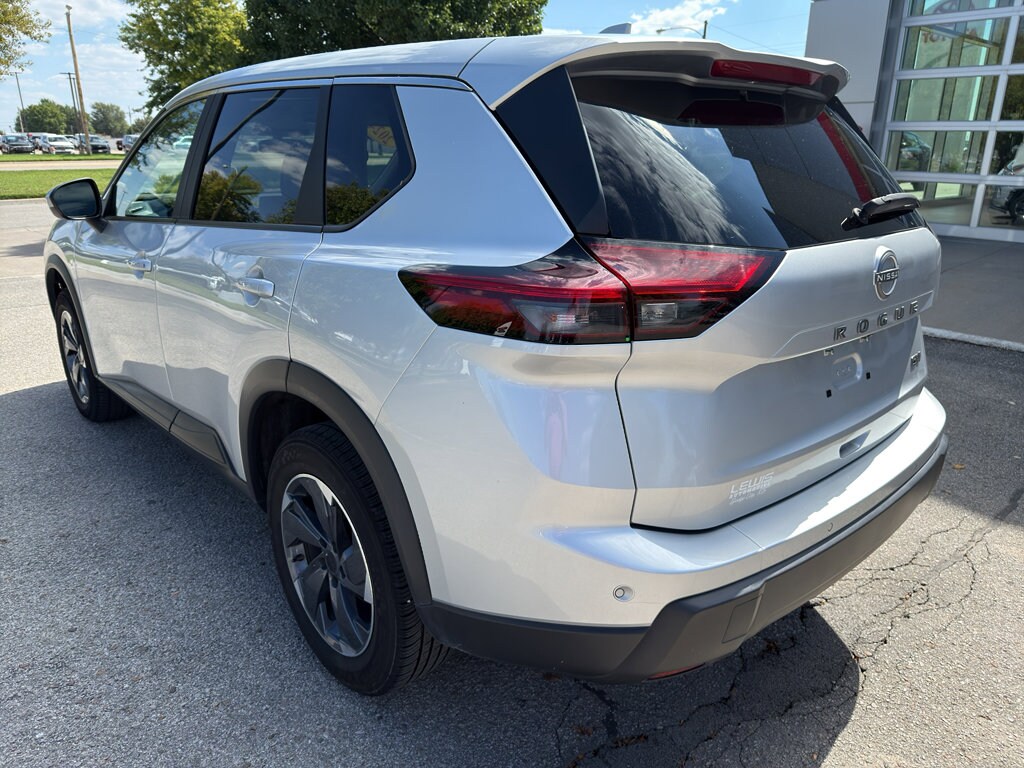 2024 Nissan Rogue SV photo 4
