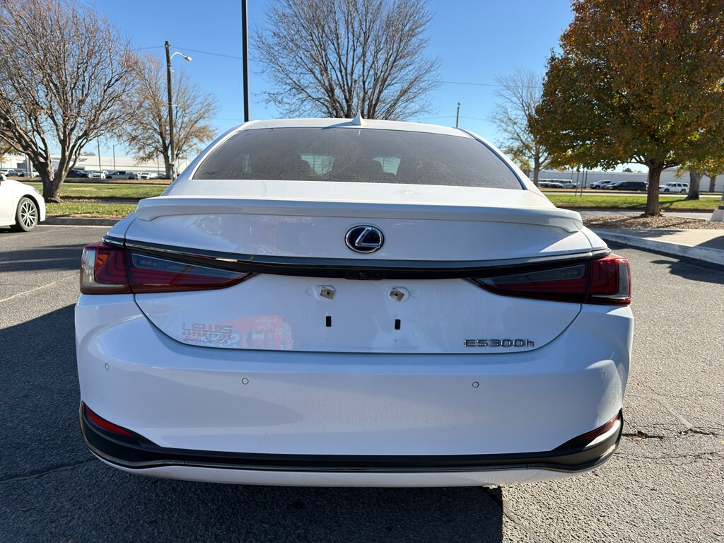 2022 Lexus ES 300h F SPORT photo 4