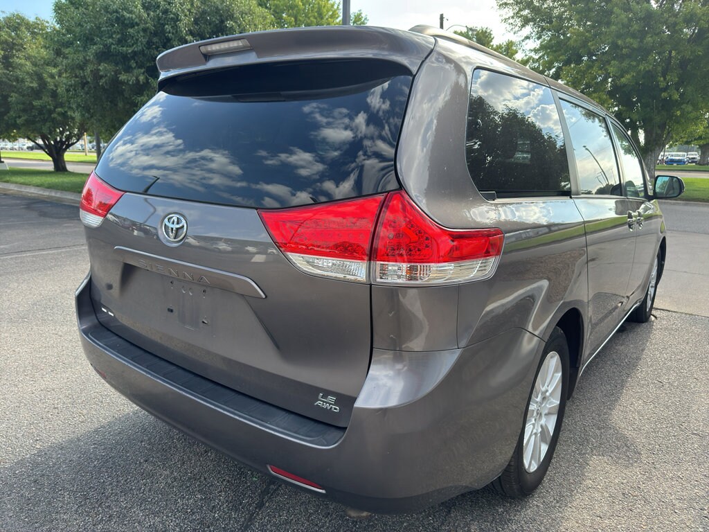 2014 Toyota Sienna LE photo 3
