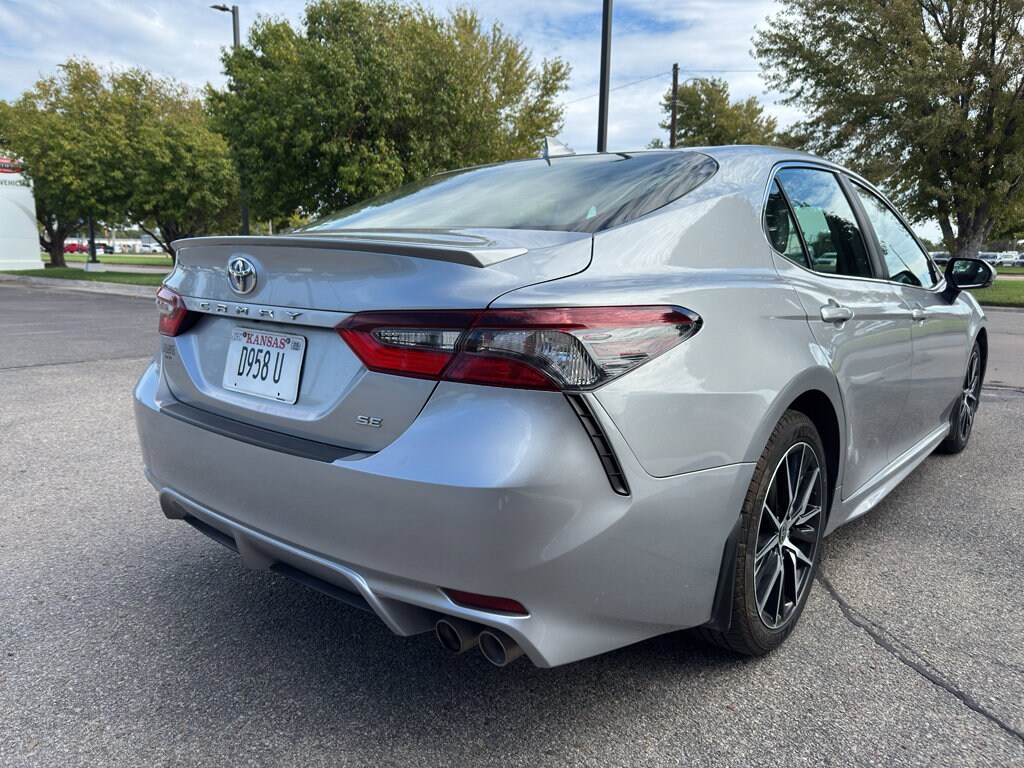 2022 Toyota Camry SE photo 3