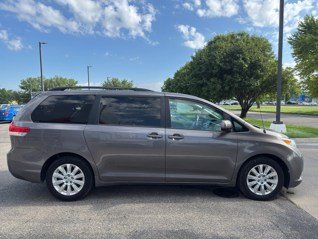 2014 Toyota Sienna LE photo 2