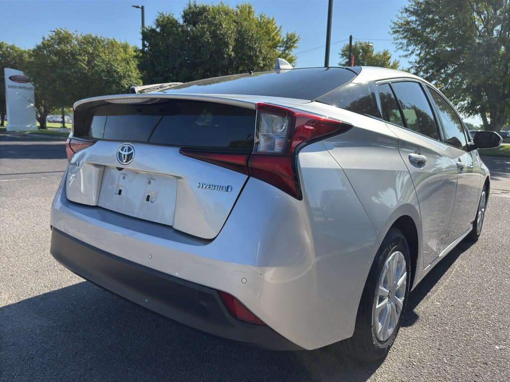 2021 Toyota Prius LE photo 3