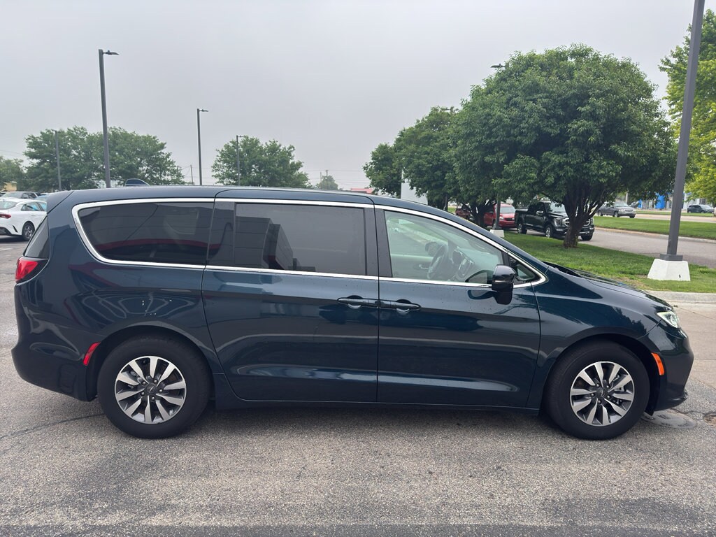 2022 Chrysler Pacifica Hybrid Touring L photo 2