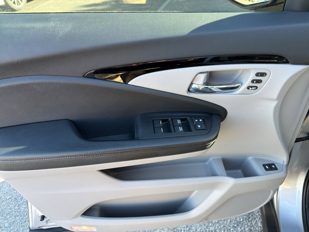 2022 Honda Pilot Touring photo 2