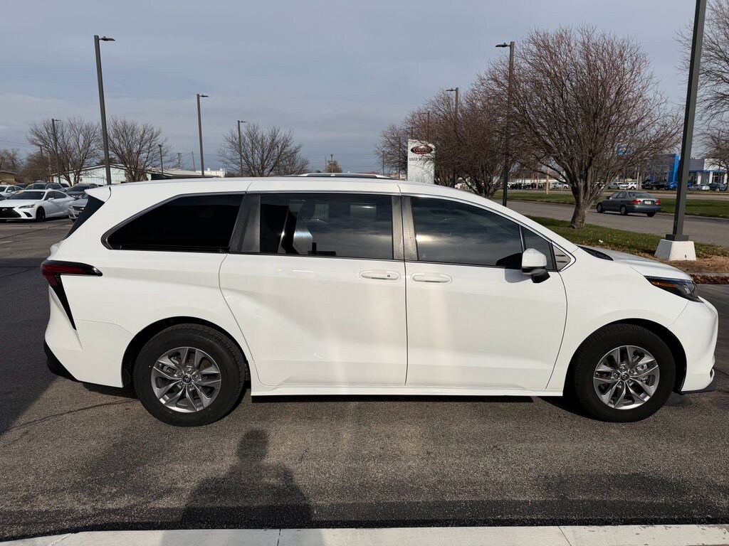 2023 Toyota Sienna XLE photo 2