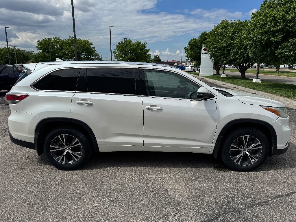 Used 2016 Toyota Highlander XLE with VIN 5TDJKRFH7GS232506 for sale in Dodge City, KS