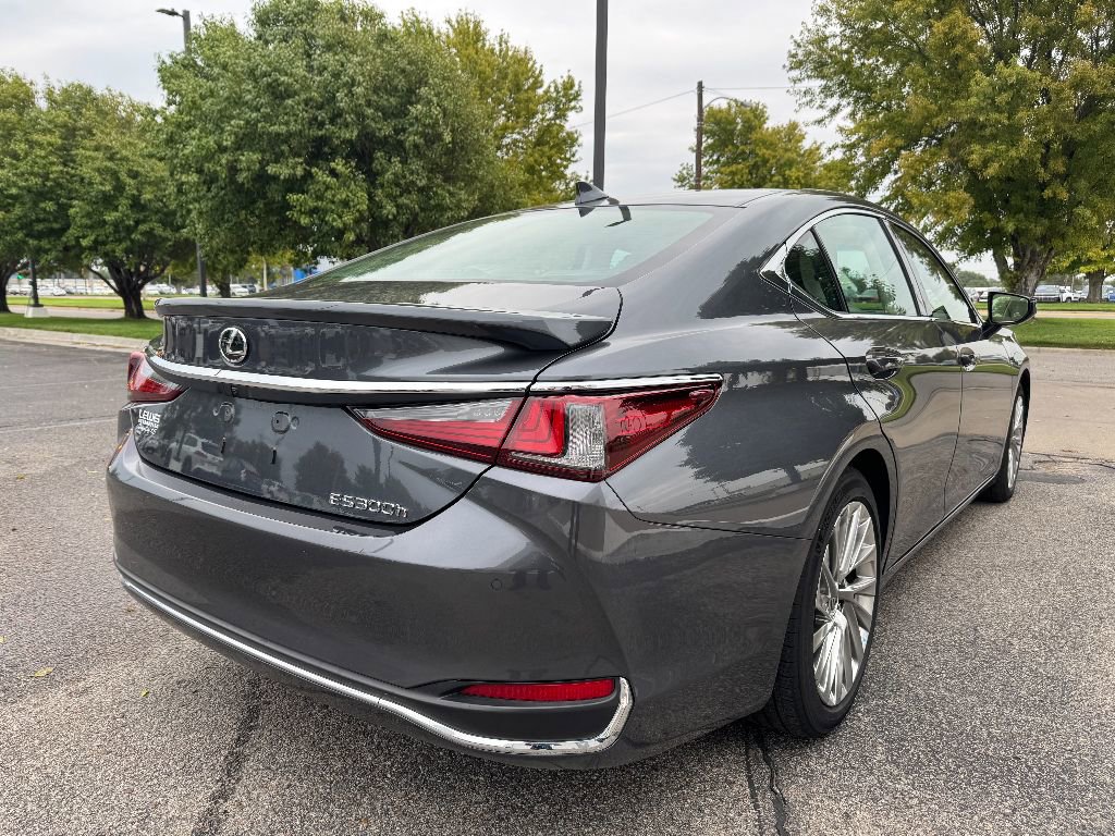 2023 Lexus ES 300h Ultra Luxury photo 2