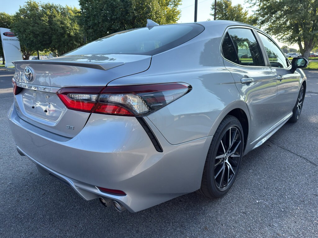 2022 Toyota Camry SE photo 2