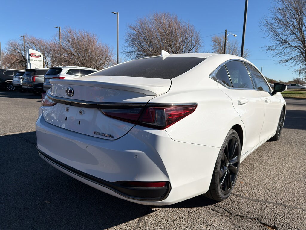 2022 Lexus ES 300h F SPORT photo 3