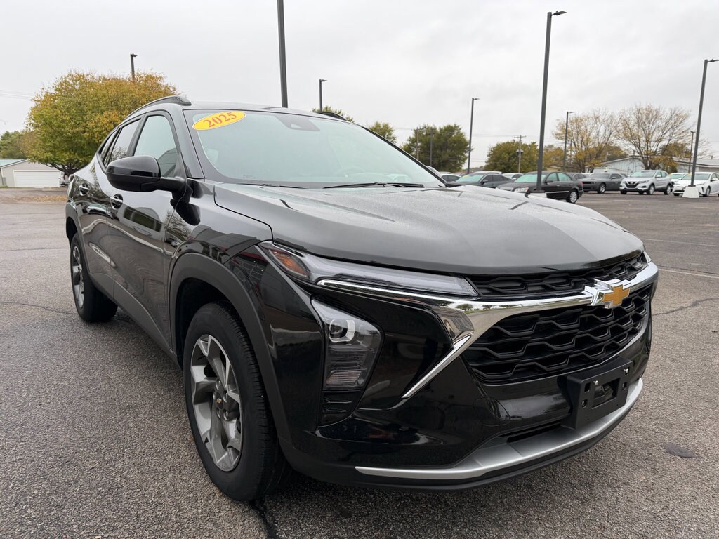 Used 2025 Chevrolet Trax LT SUV