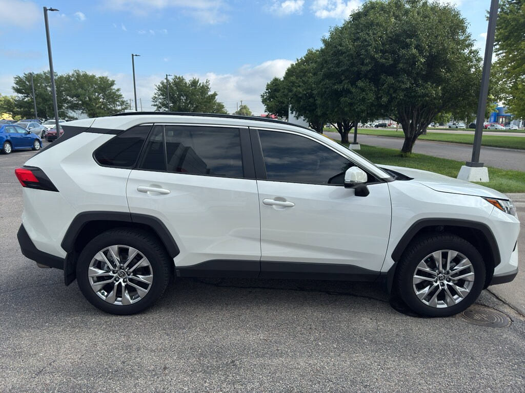 2022 Toyota RAV4 XLE Premium photo 2