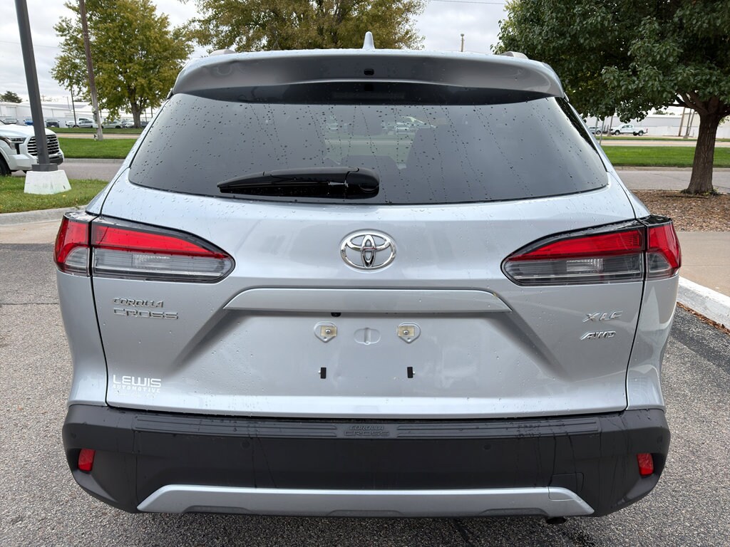 2024 Toyota Corolla Cross XLE photo 4