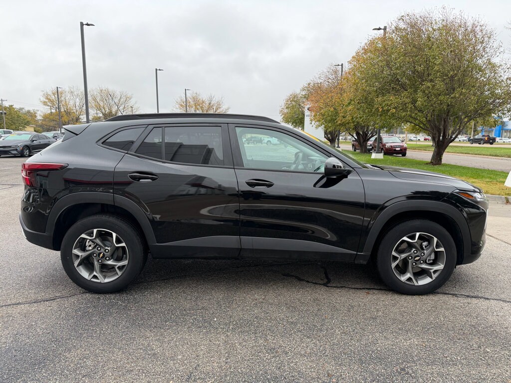Used 2025 Chevrolet Trax LT SUV