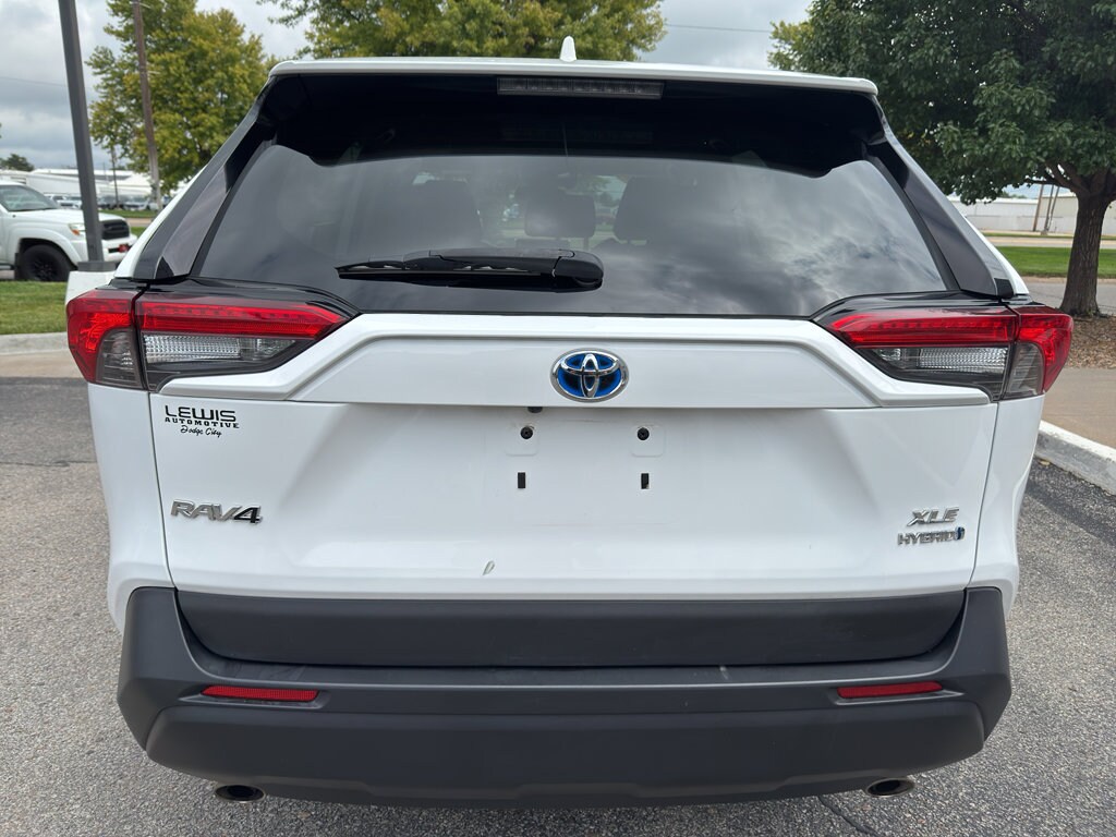 2020 Toyota RAV4 Hybrid XLE photo 3