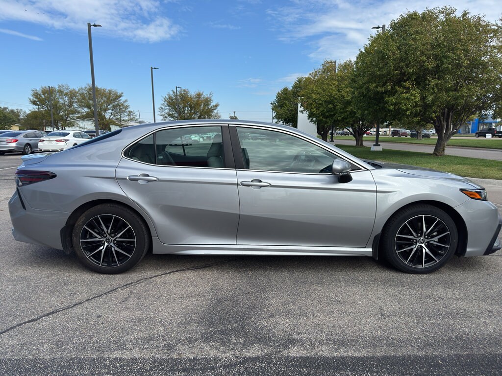 2022 Toyota Camry SE photo 2