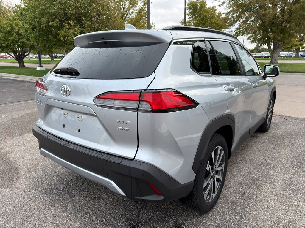 2024 Toyota Corolla Cross XLE photo 3