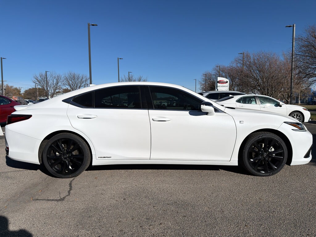 2022 Lexus ES 300h F SPORT photo 2