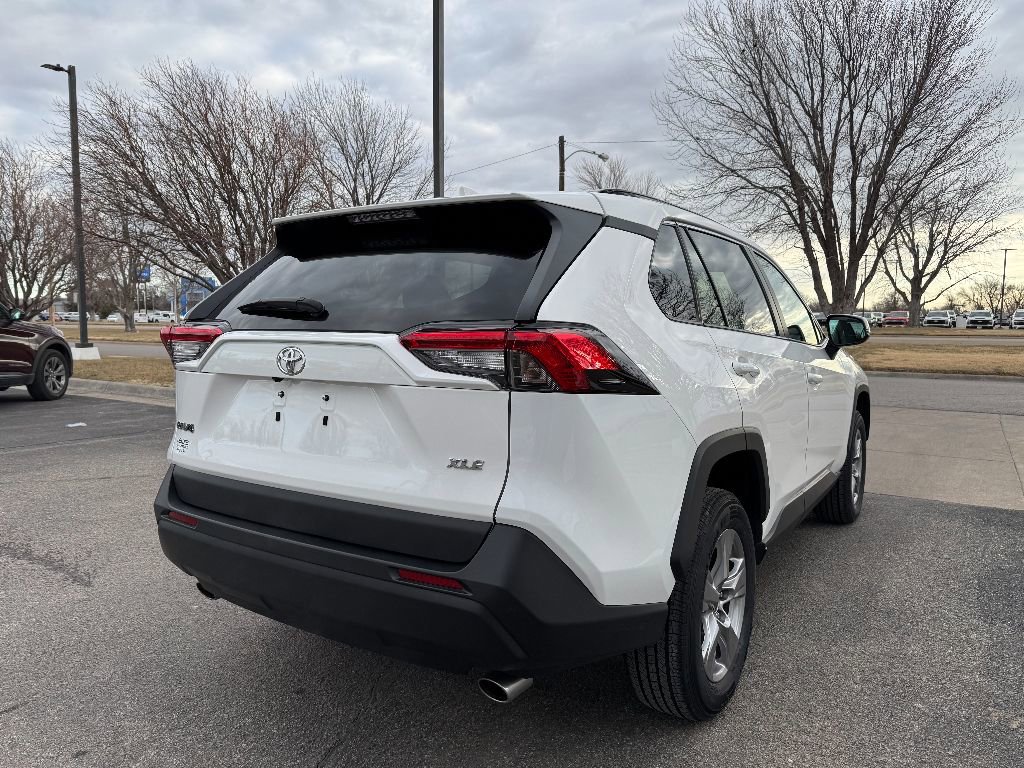 2023 Toyota RAV4 XLE photo 3
