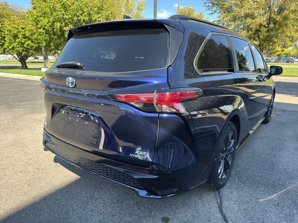 2021 Toyota Sienna XSE photo 3