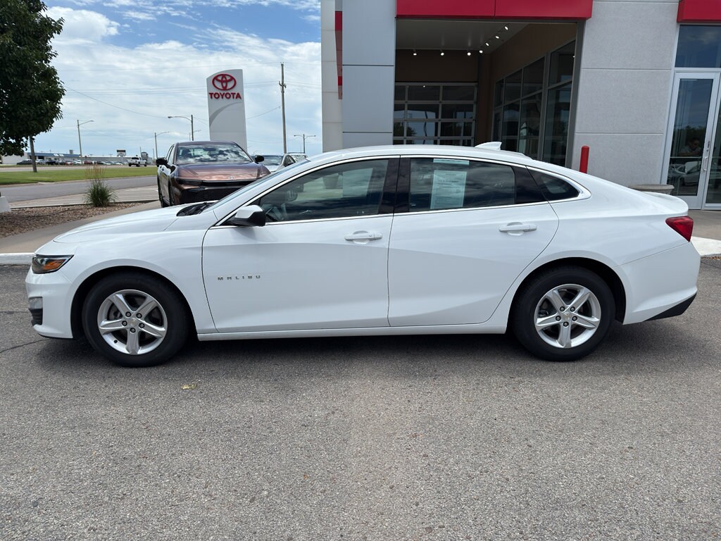 2023 Chevrolet Malibu 1LT photo 2