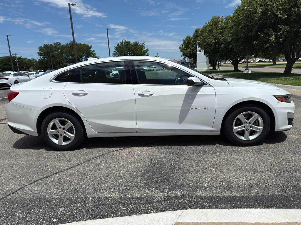 2023 Chevrolet Malibu 1LT photo 2