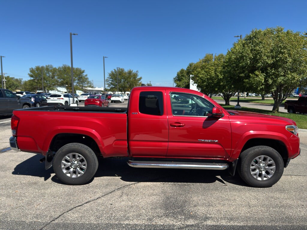2016 Toyota Tacoma SR5 photo 2