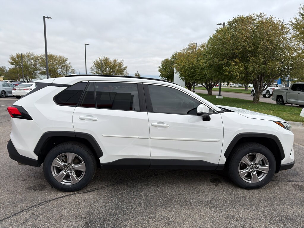 2022 Toyota RAV4 XLE photo 2