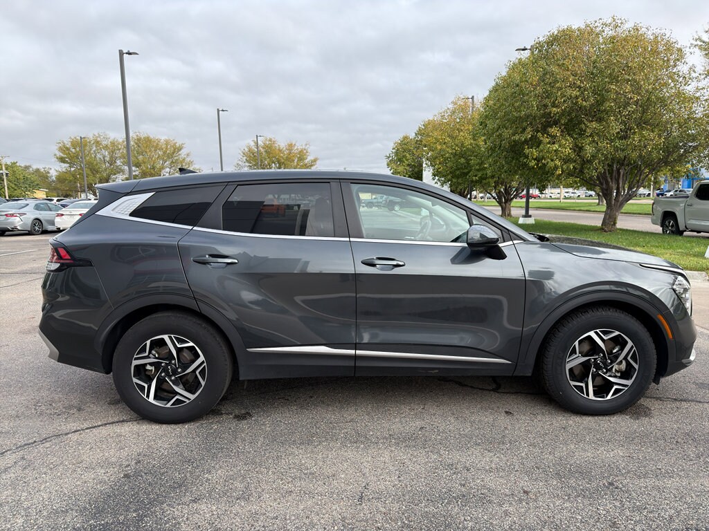 2024 Kia Sportage LX photo 2