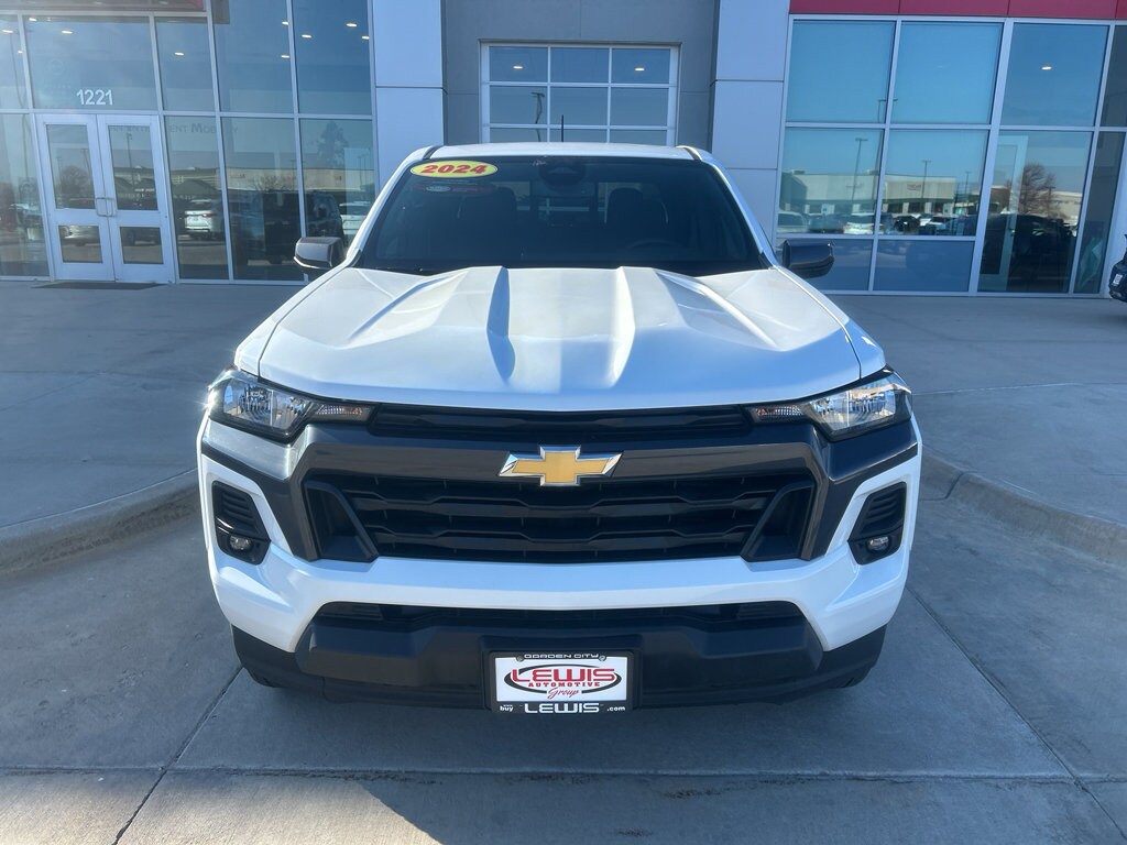 2024 Chevrolet Colorado LT photo 2