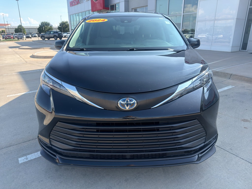 Used 2024 Toyota Sienna LE 8 Passenger Van Passenger Van
