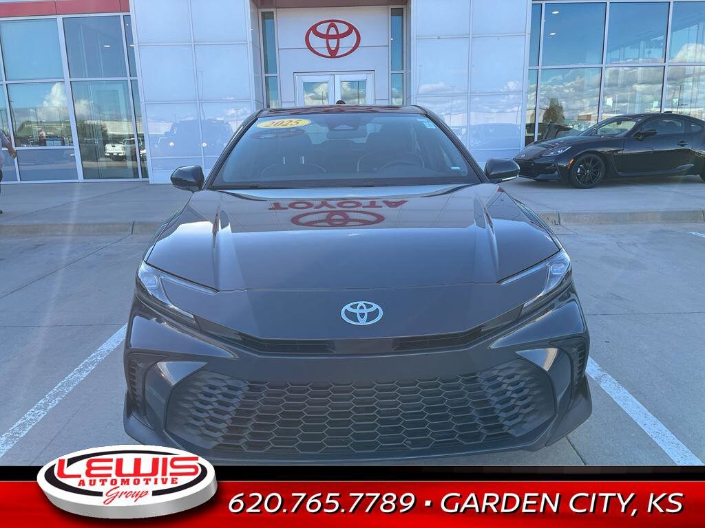 2025 Toyota Camry Hybrid SE photo 2