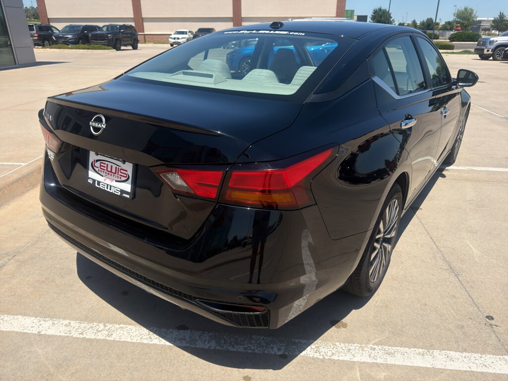 Used 2025 Nissan Altima SV Sedan