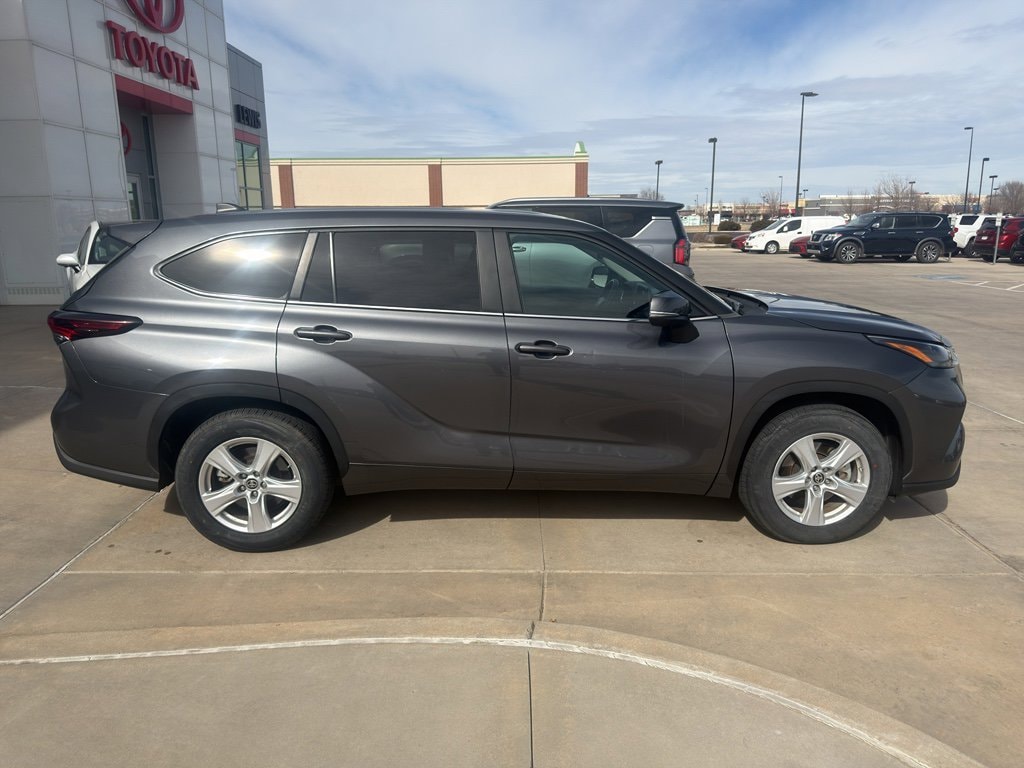 Used 2024 Toyota Highlander LE SUV